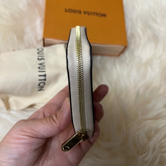 COPY - Authentic Louis Vuitton 2018 Christmas Animation Zippy compact wallet - Picture 10 of 13